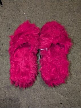 Plush Slide Slippers in Vibrant Hot Pink